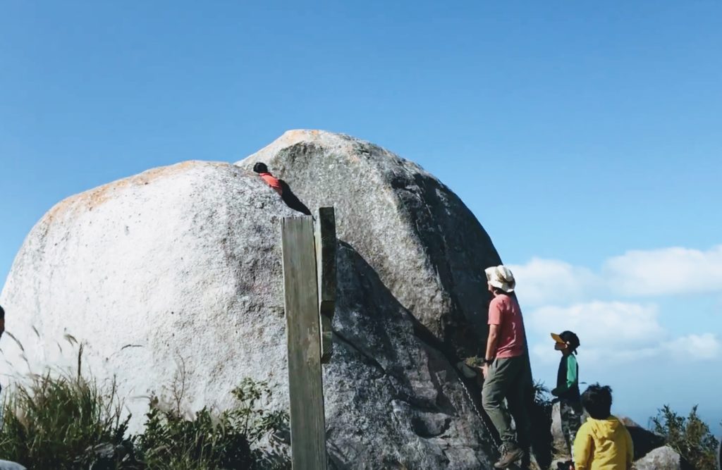 十坊山山頂の巨岩をロッククライミング